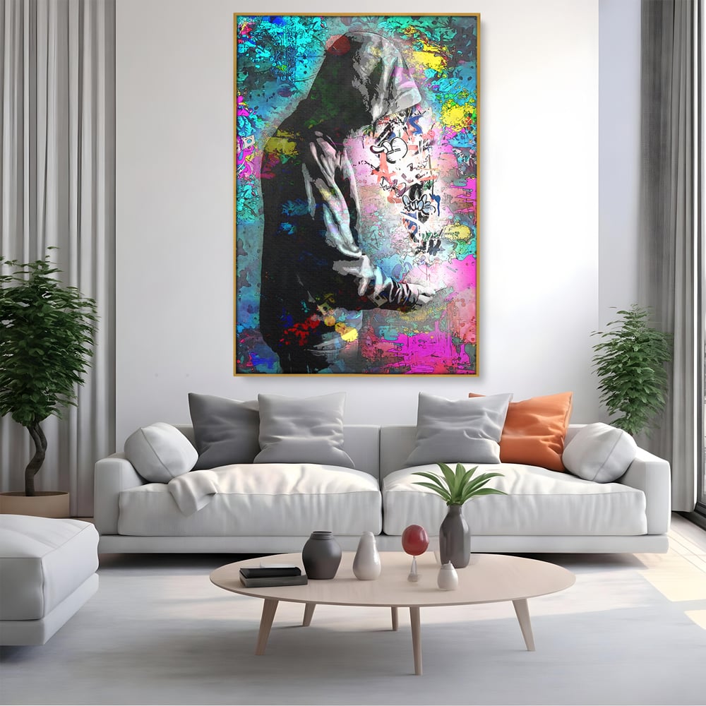 Tablou canvas cu tablou canvas cu baiat in hanorac, in rama de aluminiu auriu, pe perete intr-un living